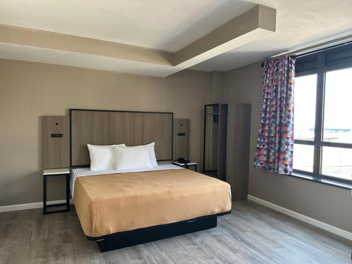 Regal Inn & Suites New York Laguardia Hotel Extérieur photo